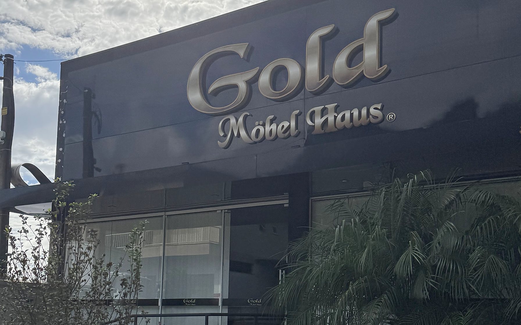 Fachada da sede da Gold Möbel Haus, com showroom e fábrica no mesmo endereço.