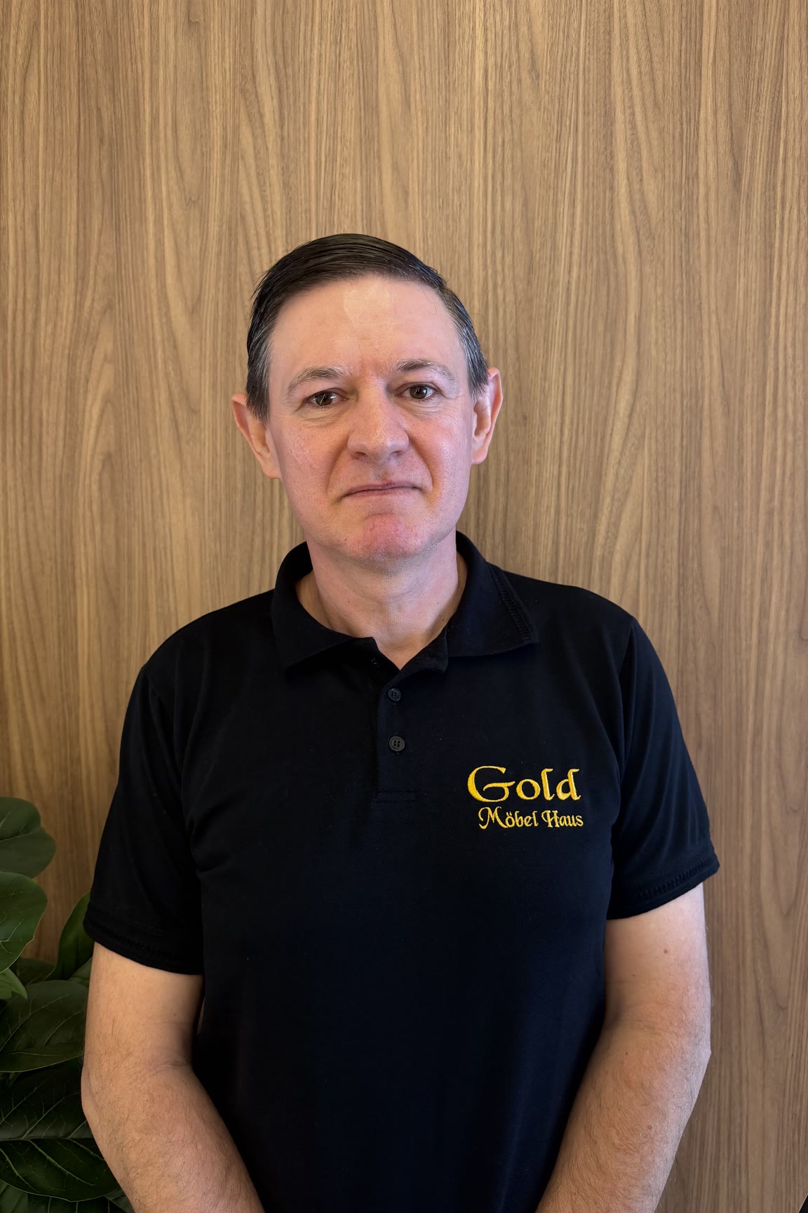 Leandro Puhl, sócio da Gold Möbel Haus, no showroom em Mato Leitão.