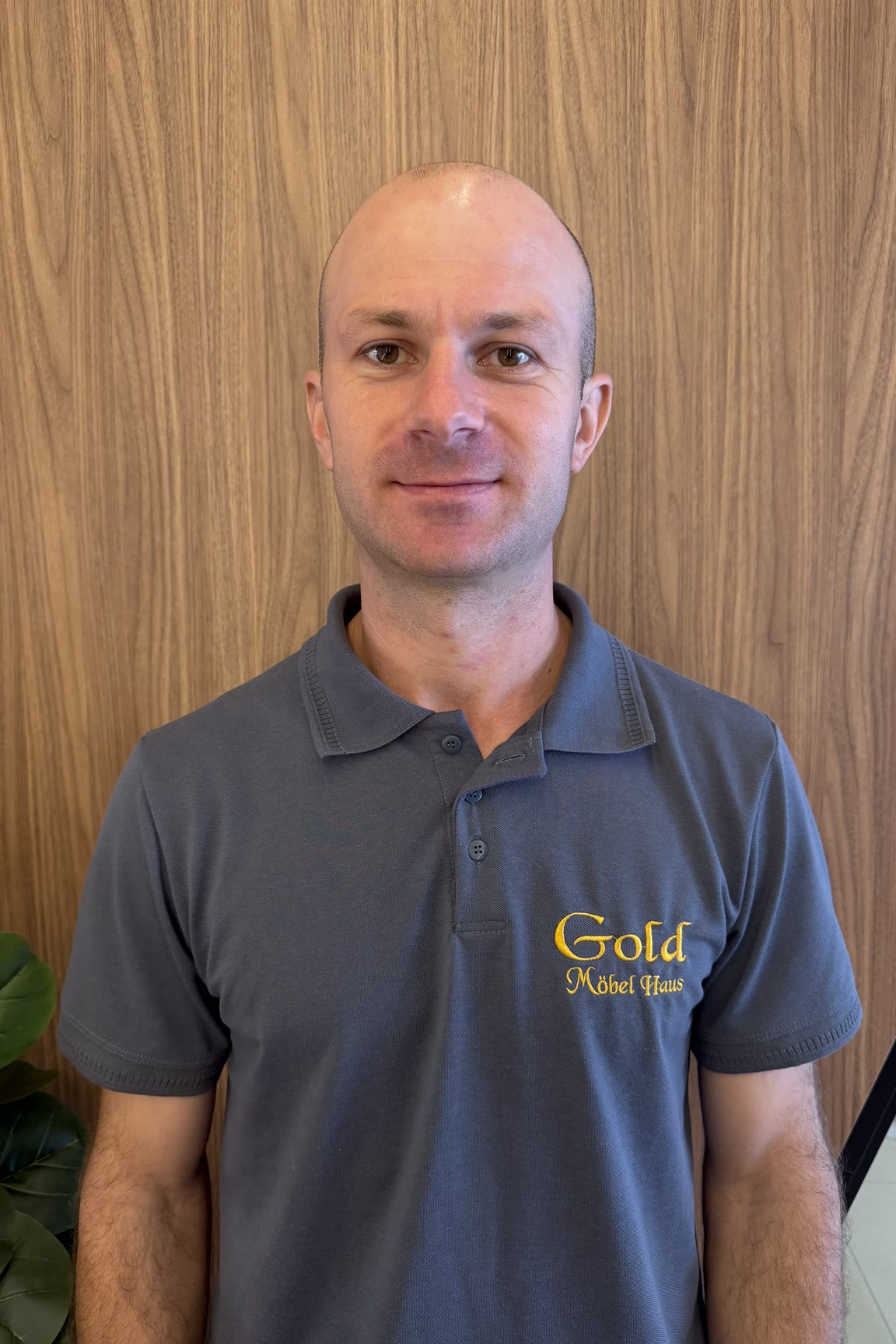 Rafael Becker, sócio da Gold Möbel Haus, no showroom em Mato Leitão.