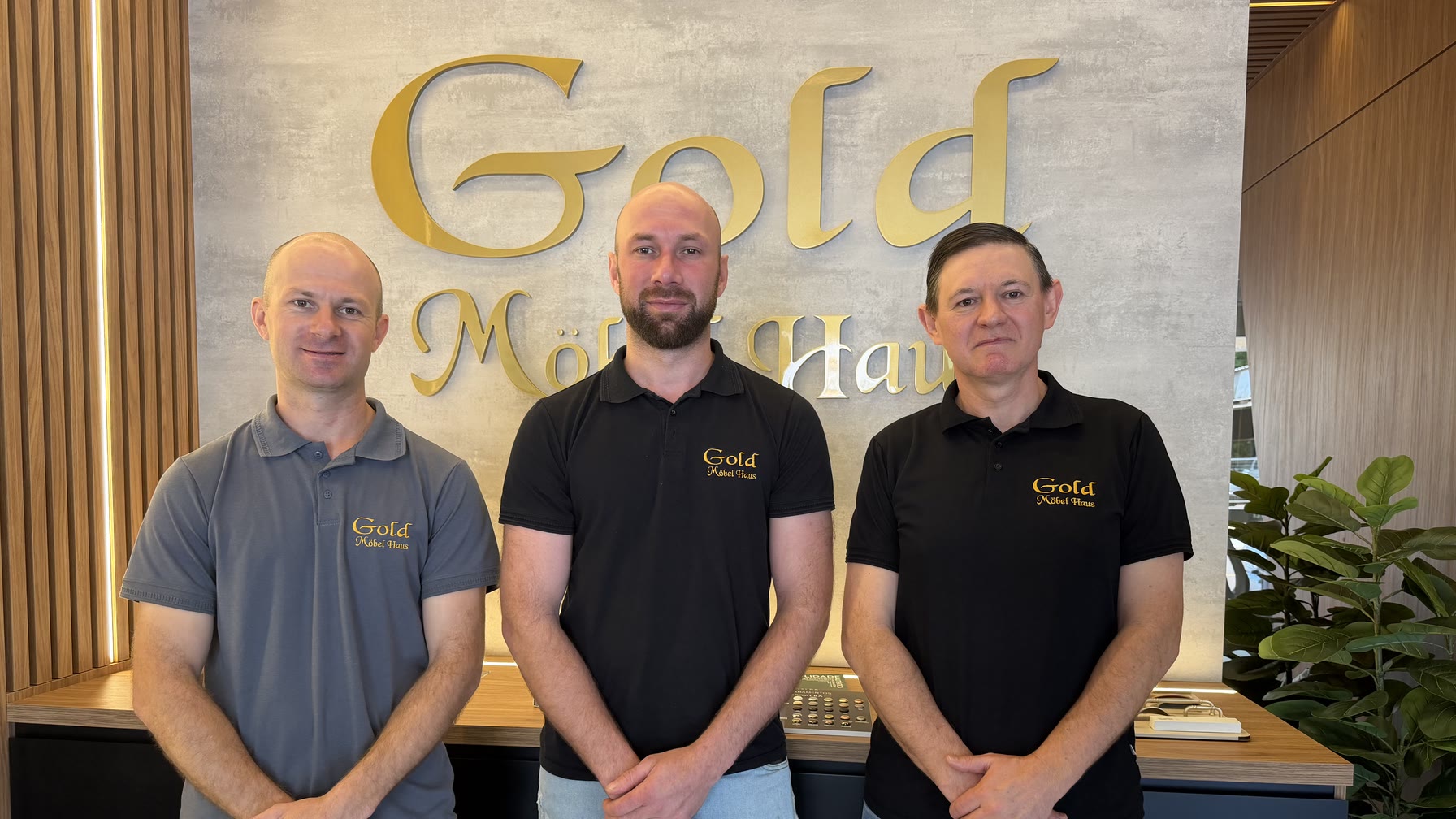 Rafael Becker, Marno Becker e Leandro Puhl no showroom da Gold Möbel Haus, em Mato Leitão.
